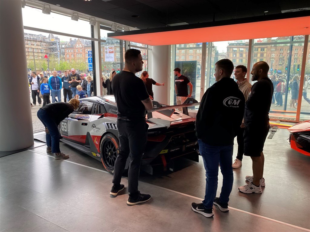 Inden kursen blev sat mod Belgien blev racerbilen udstillet hos Volkswagen City Studio, hvor Lamborghini Copenhagen havde udstilling.
(Foto: GM Motorsport DK Presse)